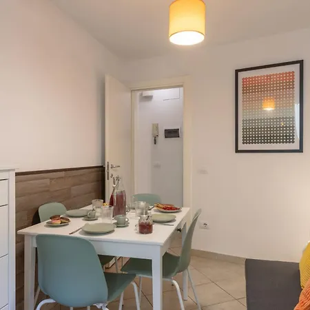 Lovely In The Center Of Apartment